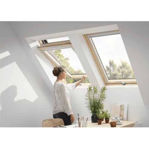 Stoglangis Velux Standard GLL 1061B, medinis, rankena apačioje